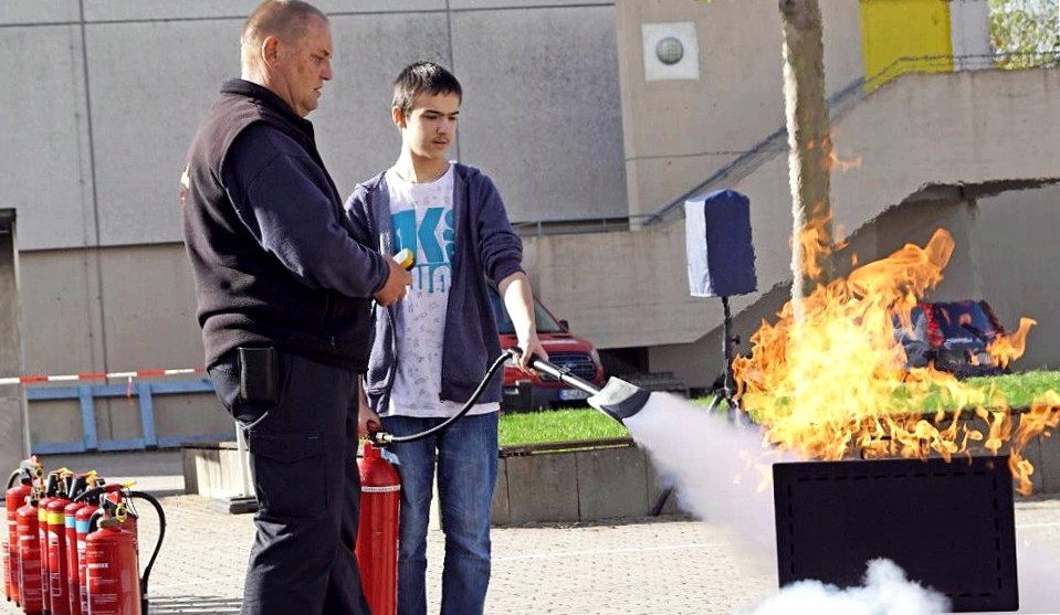 Dealing with the fire extinguisher correctly
